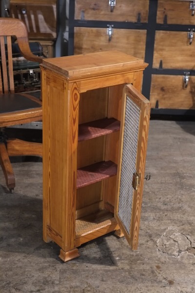 petit meuble ancien etroit porte grillage 